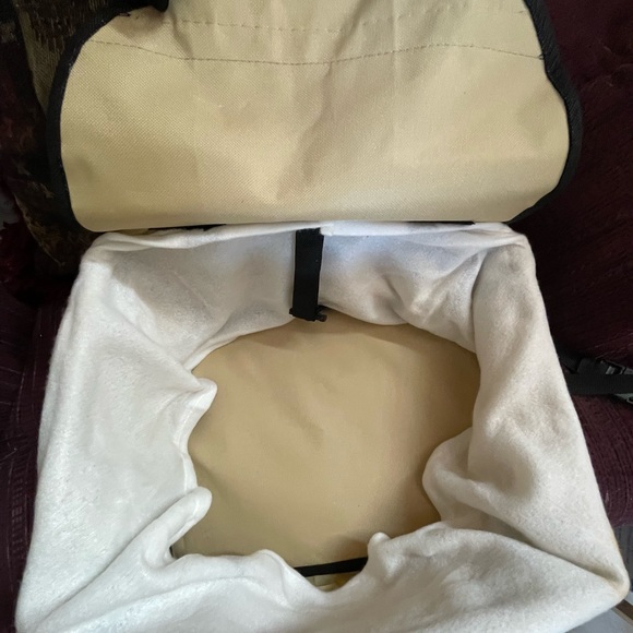 Dog car seat New without tags. Never used it - Picture 2 of 4